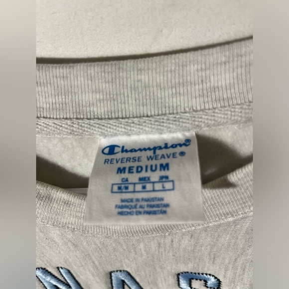 CHAMPION REVERSE WEAVE CUT OFF CREW NECK LONG SLEEVE SOFT GREY CROP SWEATSHIRT - Picture 6 of 8